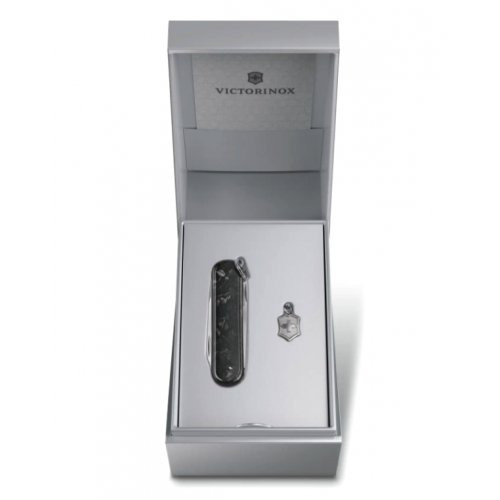 Victorinox Classic SD Brilliant Fibra de Carbono 0.6221.90